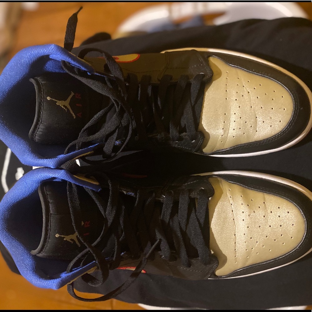 AIR JORDAN 1 MID 'BLACK GOLD RED